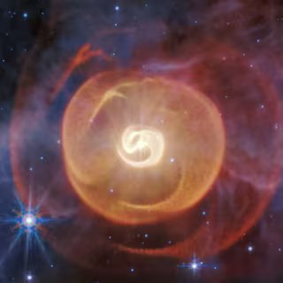 L'image infrarouge moyenne du télescope Webb révèle pour la première fois quatre enveloppes de poussière enroulées autour d'une paire d'étoiles Wolf-Rayet nommées Apep. Les observations précédentes d'autres télescopes n'en avaient montré qu'une seule. Les données de Webb ont également confirmé l'existence de trois étoiles liées gravitationnellement. © Image : Nasa, ESA, CSA, STScI ; Science : Yinuo Han (Caltech), Ryan White (Université Macquarie) ; Traitement d'image : Alyssa Pagan (STScI)